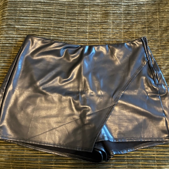 ARULA Dresses & Skirts - ARULA Black Faux Leather Skort Size 1X